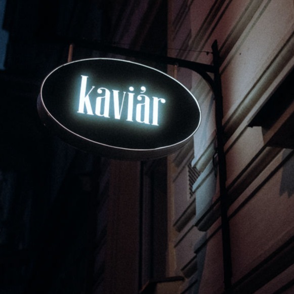 kaviár café light sign